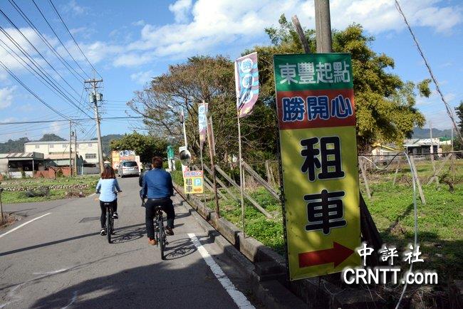 游客骑乘自行车沿后丰铁马道体验中台湾乡村风情.(中评社  赵家麟摄)