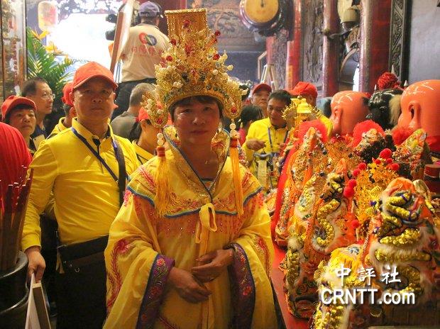 大甲妈祖遶境起驾,海南省临高天后宫有一个女信众化身海南妈祖真人版