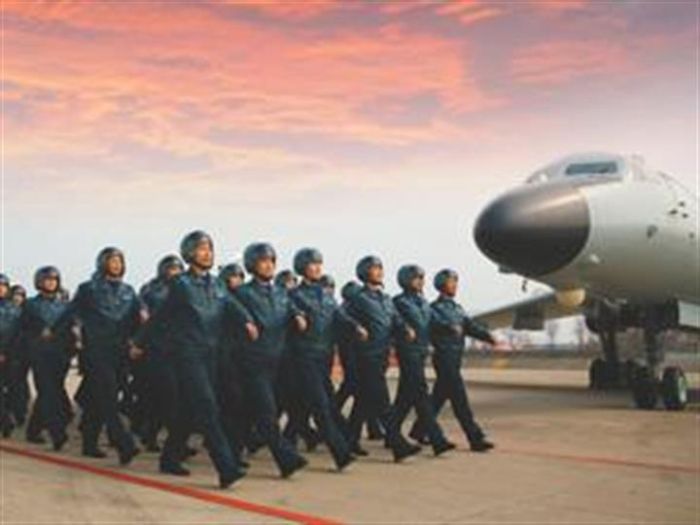 空军某机场战机轰鸣,轰–6k频繁起降,中部战区空军航空兵某师"神威