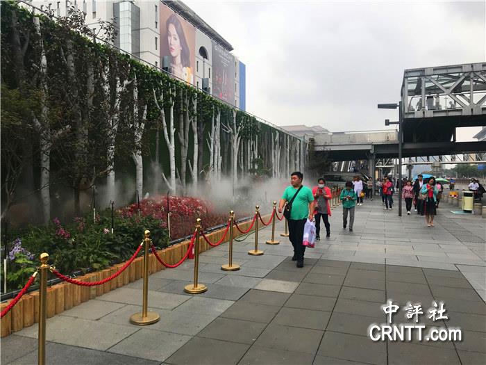 中评镜头:北京晴热 西单开启喷雾生态墙