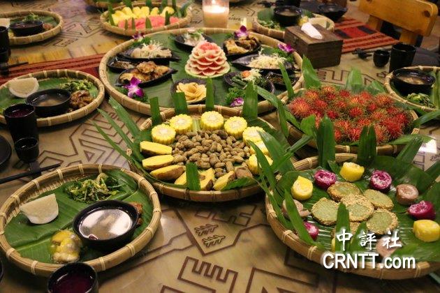 在黎族文化中,槟榔是宴客的重要礼品,也是过年过节必备的供品,黎族