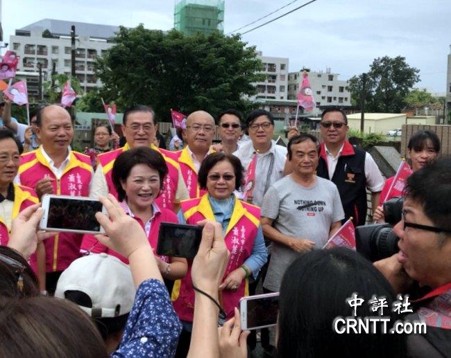 萧淑丽(前左)完成参选嘉义市长登记.(萧淑丽总部提供)