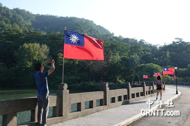 陆客来慈湖参观,最爱拿起手机拍青天白日旗(中评社 黄文杰摄)