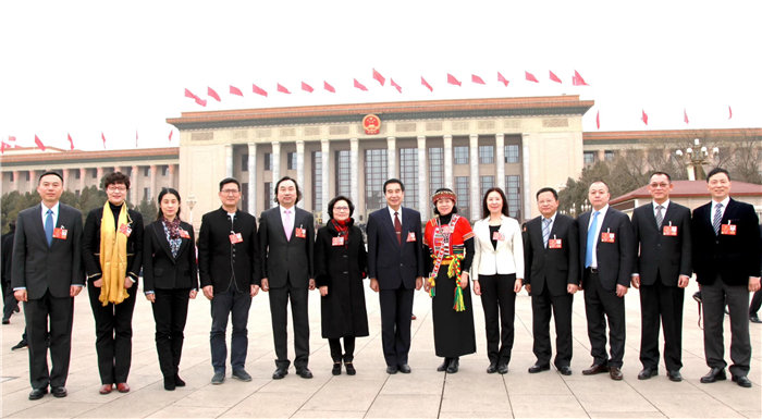 2018年3月,全国人民代表大会台湾团13名代表在人民大会堂外合影,左四