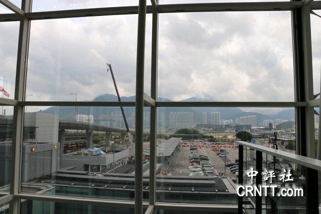 从香港国际机场大落地窗望出去的风景.(中评社 郑羿菲摄)