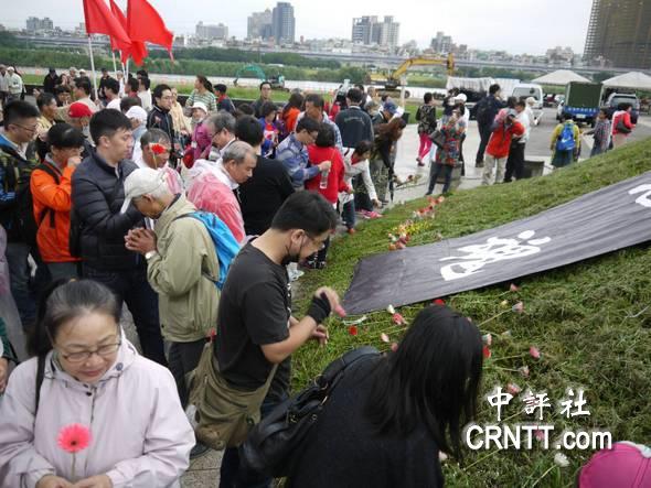 与会群众在马场町烈士牺牲处 人民忠魂土丘献花(中评社)